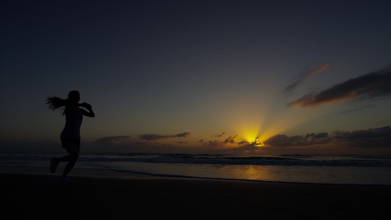 아시아 해변 소녀는 체력과 속도를 위해 달린다.