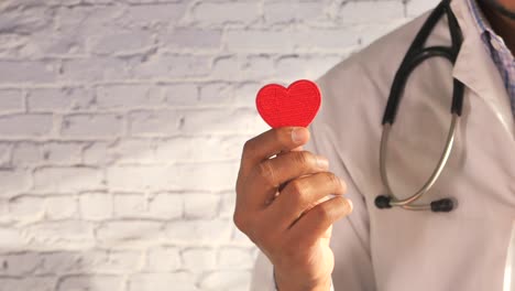 médico con un corazón rojo