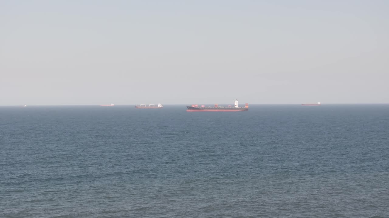 낮에는 더반의 움랑가 해안에서 조용한 바다에서 항해하는 화물선