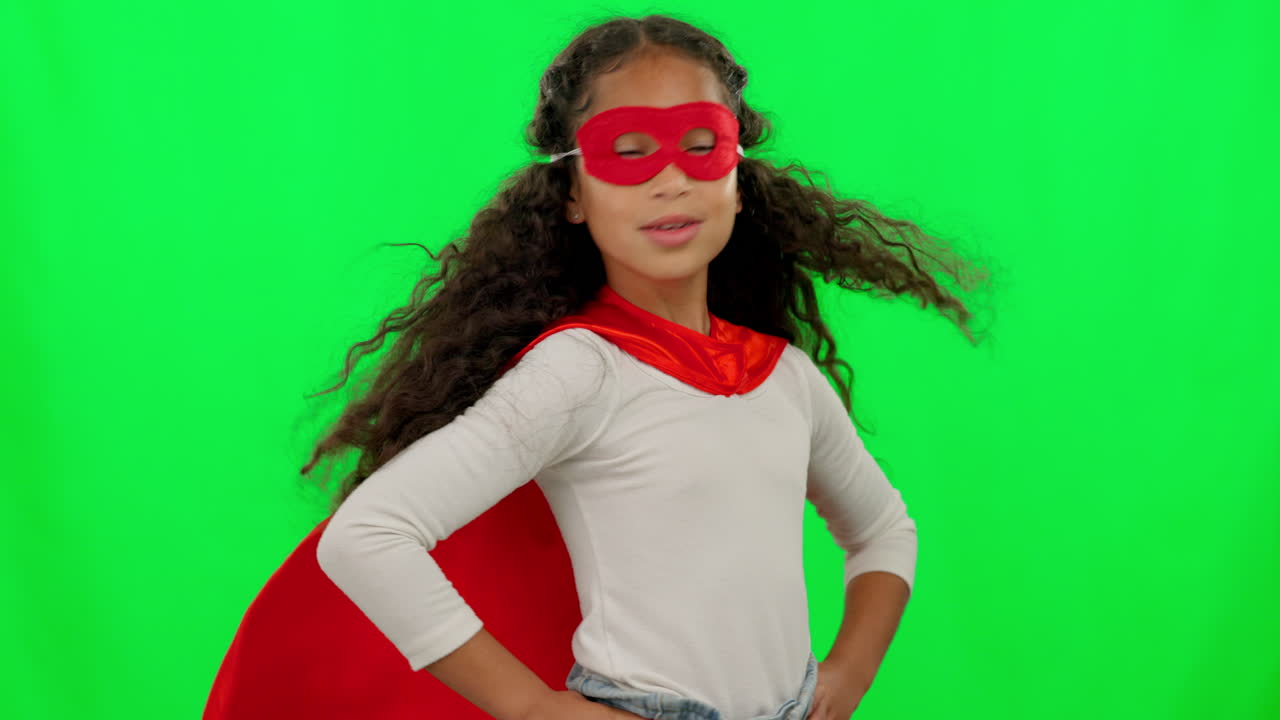 niña, héroe y pantalla verde con máscara