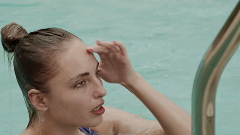 nadadora profesional nadando en la piscina