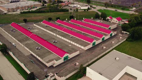 antena de un almacén público de alquiler con techo rojo en américa
