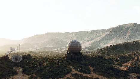 una instalación de radar futurista en un paisaje desértico