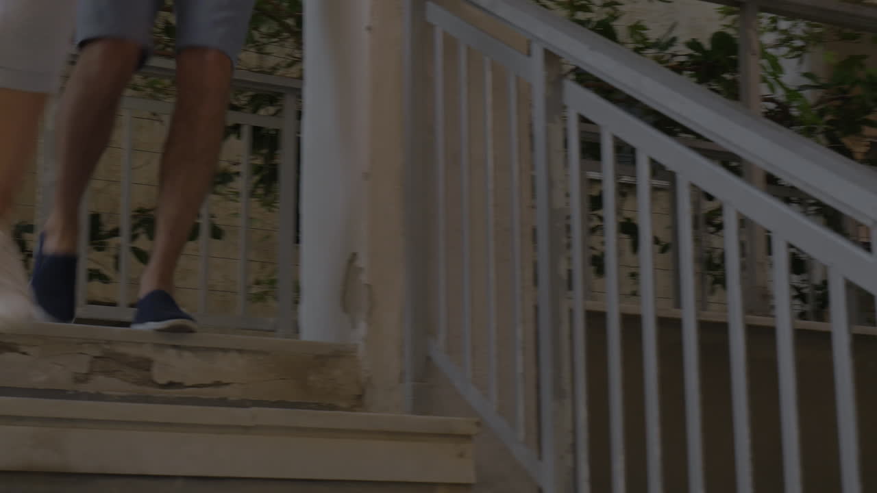 젊은 부부는 해안가에서 조을 할 것입니다.