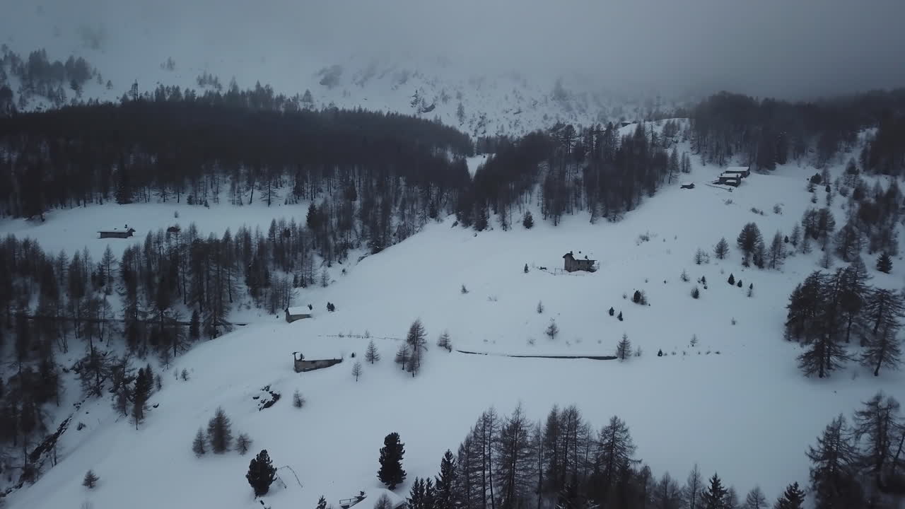 Lotnicze ujęcie z drona zaśnieżonego krajobrazu górskiego.
