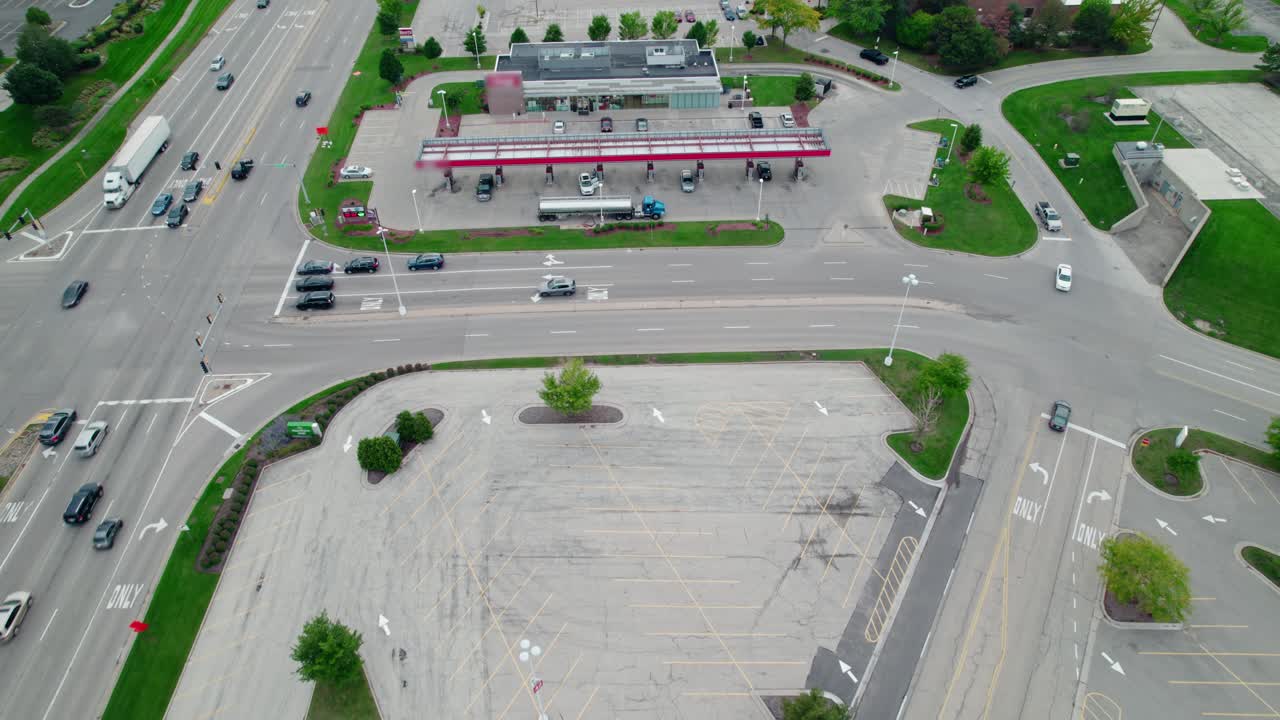 미국 일리노이 주 베르논 힐스에 있는 주유소에 연료를 가져온 준 트럭  ⁇ 커의 공중 사진