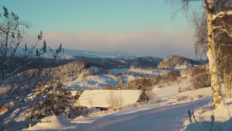 Luftaufnahme-Der-Verschneiten-Winterlandschaft-Mit-Mehrfamilienhaus-Während-Des-Goldenen-Sonnenuntergangs-In-Norwegen