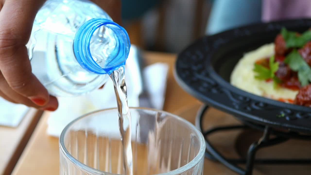 레스토랑에서 물을 부는 것