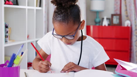 Junges-Mädchen-Mit-Brille-Sitzt-Am-Schreibtisch-Im-Schlafzimmer-Und-Zeichnet