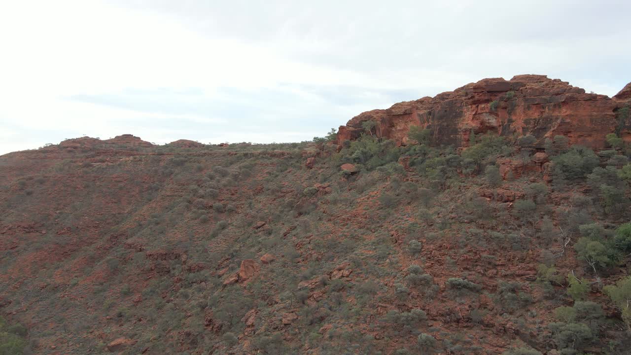 acantilados en kings canyon rim walk durante el día dentro del parque nacional watarrka en el territorio del norte, australiaa