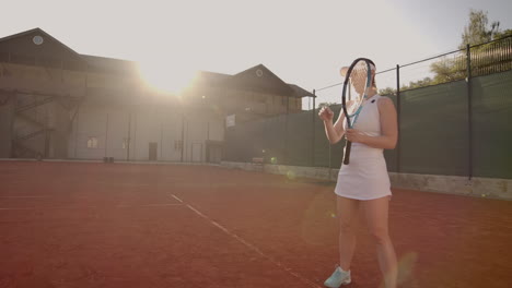 Atleta-Alegre-Esperando-Una-Pelota-De-Tenis.-Una-Hábil-Tenista-Se-Prepara-Para-Vencer-Una-Pelota.-Ella-Está-Sosteniendo-Una-Raqueta-Y-Posando.-La-Mujer-Está-Parada-En-El-Tenis.