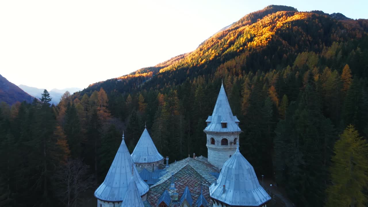 Evropská památková turistika ukazující letecký pohled na Savojský hrad v Gressoney-Saint-Jean, Itálie.