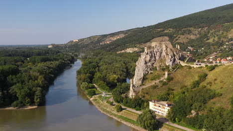 Dron-Cinemático-Giratorio-Filmado-En-El-Castillo-De-Hrad-Devin-En-Bratislava,-Eslovaquia-Con-Río