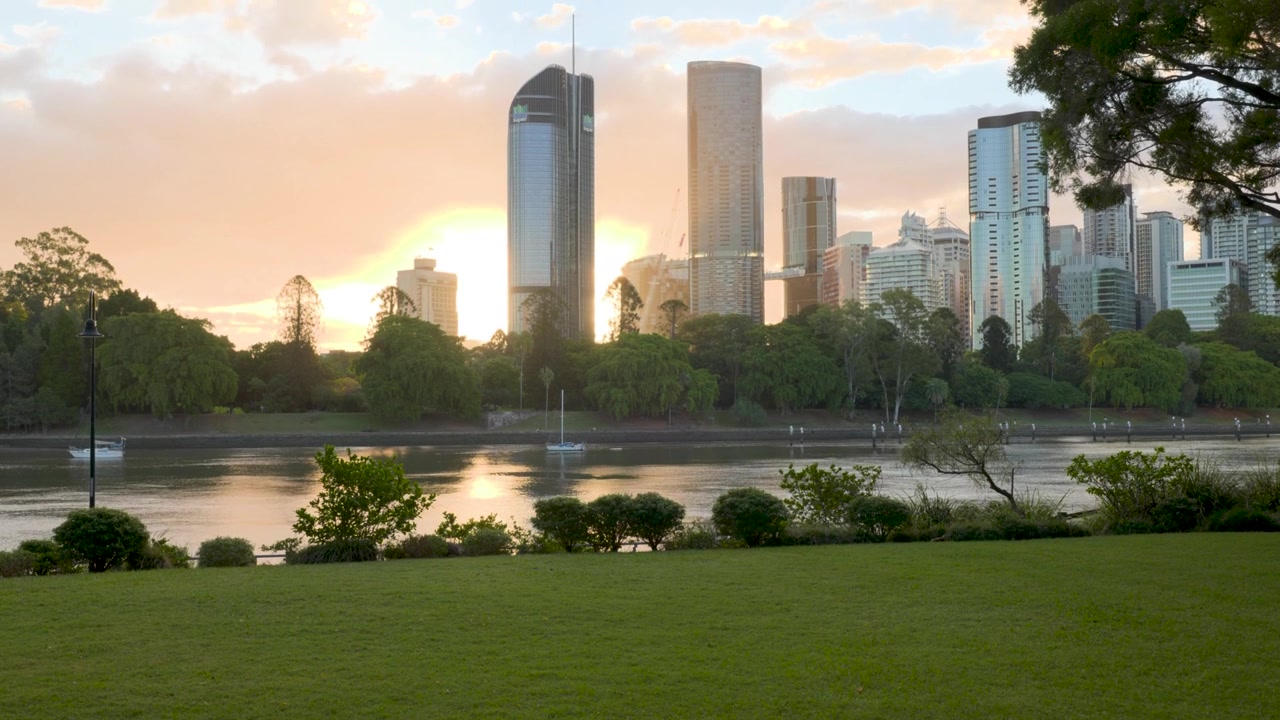 Vista do CBD de Brisbane, do Rio e dos Jardins Botânicos ao Pôr do Sol, de Kangaroo Point, Queensland, Austrália