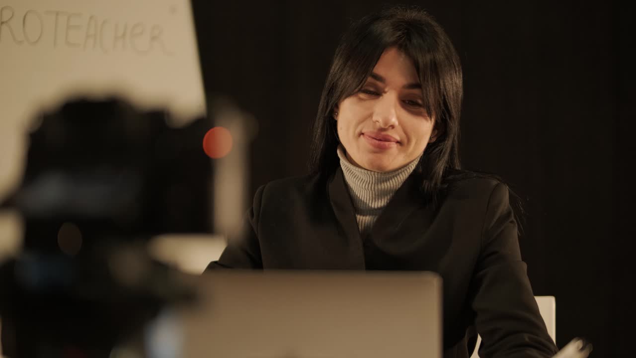 dirigente femminile che registra un corso di video educativo