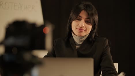 gerente femenina grabando un curso de video educativo