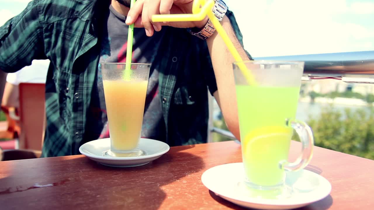 카페에서 레모네이드를 마시는 젊은 남자