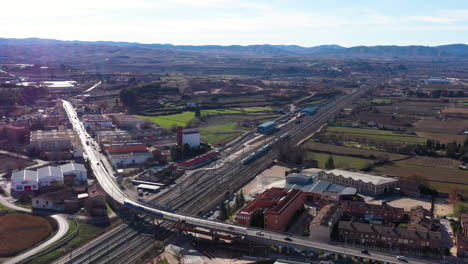 Zug-Fährt-An-Der-Stadt-Katalayud,-Spanien,-Vorbei.-Luftbild,-Sonniger-Tag,-Bahnhof