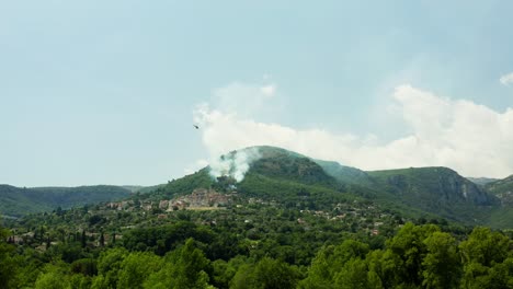 Hubschrauber-Lässt-Wasser-Auf-Waldbrand-Fallen