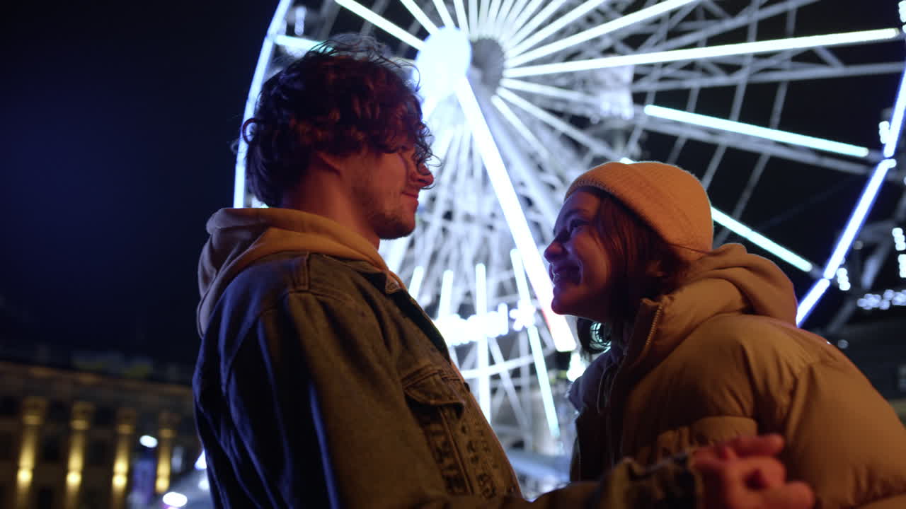 pareja cariñosa bailando al aire libre. mujer coqueteando con un hombre en la calle de la ciudad.