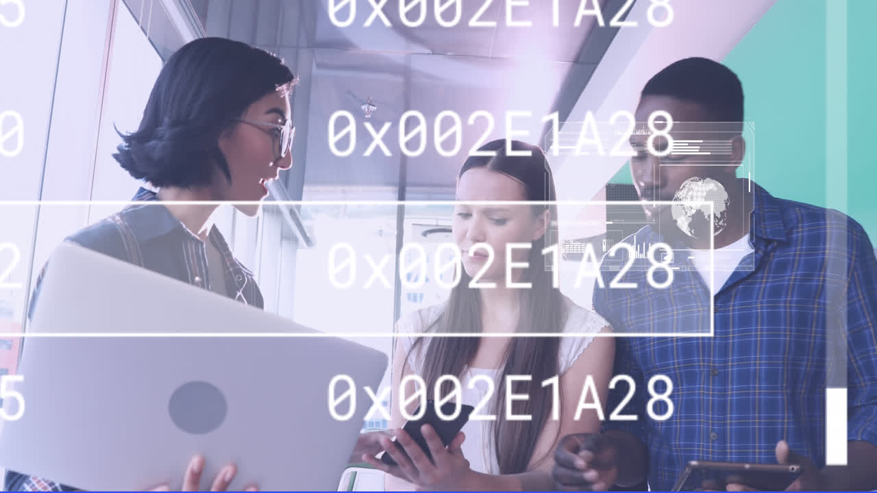 animación del procesamiento de datos en diversas personas de negocios que usan computadoras portátiles