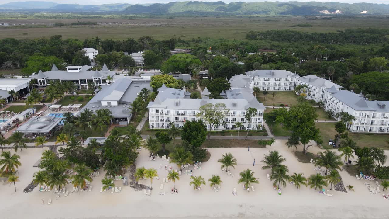 Riu Palace in Negril, Jamaica. Captured in stunning high-resolution, this drone footage showcases the resort’s pristine beachfront, turquoise Caribbean waters, and elegant architecture