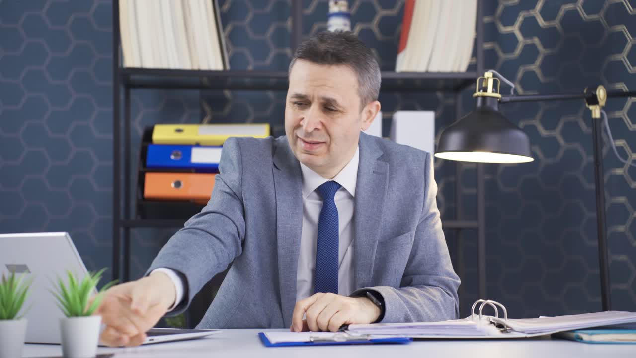 trabajador ejecutivo adulto perezoso y aburrido aburrido en el proyecto de trabajo en la computadora en la oficina.