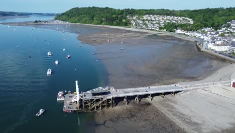 Soleado-Muelle-De-Beaumaris-Vista-Aérea-Relajante-Junto-Al-Mar-Frente-Al-Mar-Atracción-Turística-Hito-Galés-Alta-órbita-Izquierda