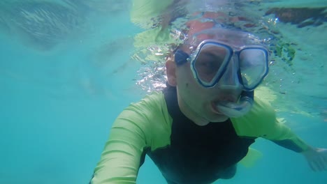 Snorkeling-to-enjoy-the-beautiful-underwater-scenery-of-Tajlandia---underwater