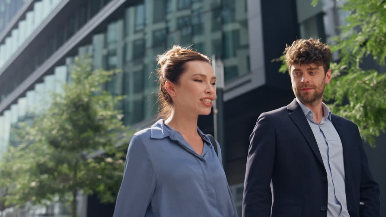 Bedrijfsmanagers gaan samen naar buiten close-up. Lachende partners communiceren.