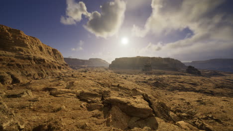 vasto paisaje desértico bajo un sol brillante con nubes dramáticas en el cielo