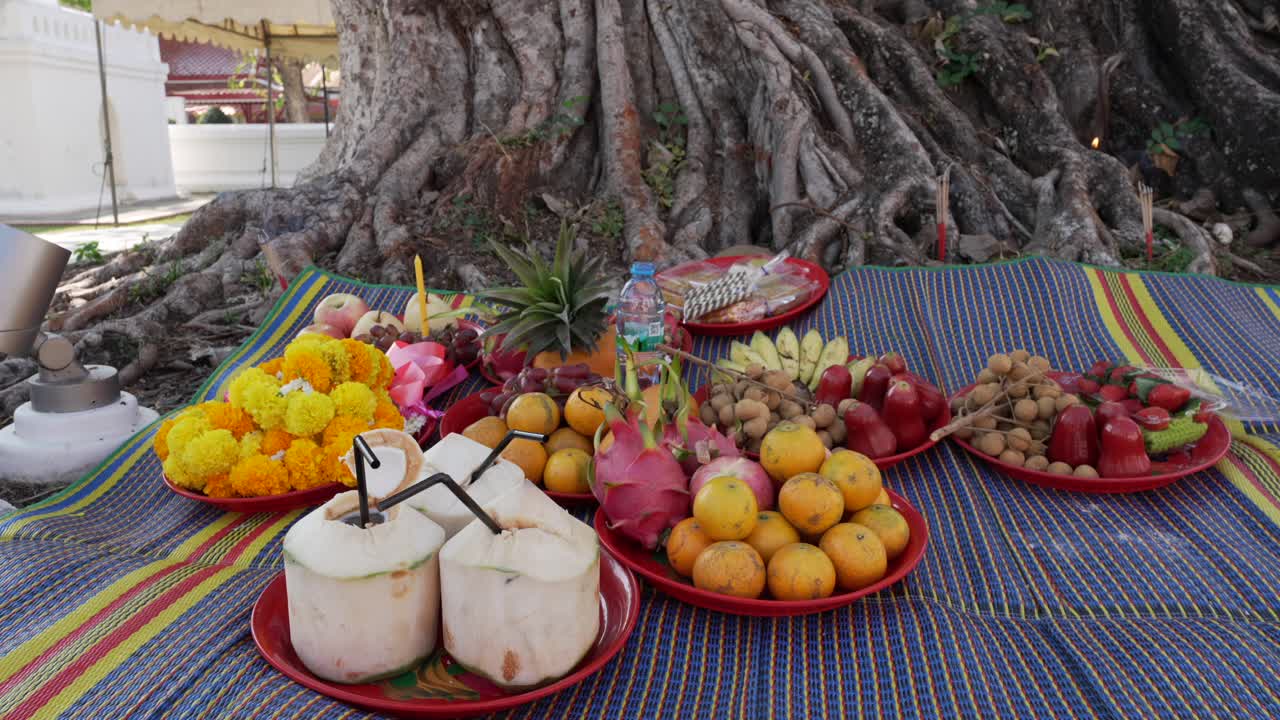 ofrenda de fruta a buda en wat suwan dararam ratchaworawihan ว ดส วรรณดารารามราชวรว หา??
