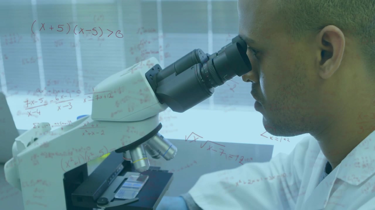 Dopo aver posizionato il vetrino, il ricercatore si china sull'oculare del microscopio, regolando la messa a fuoco per ispezionare il campione