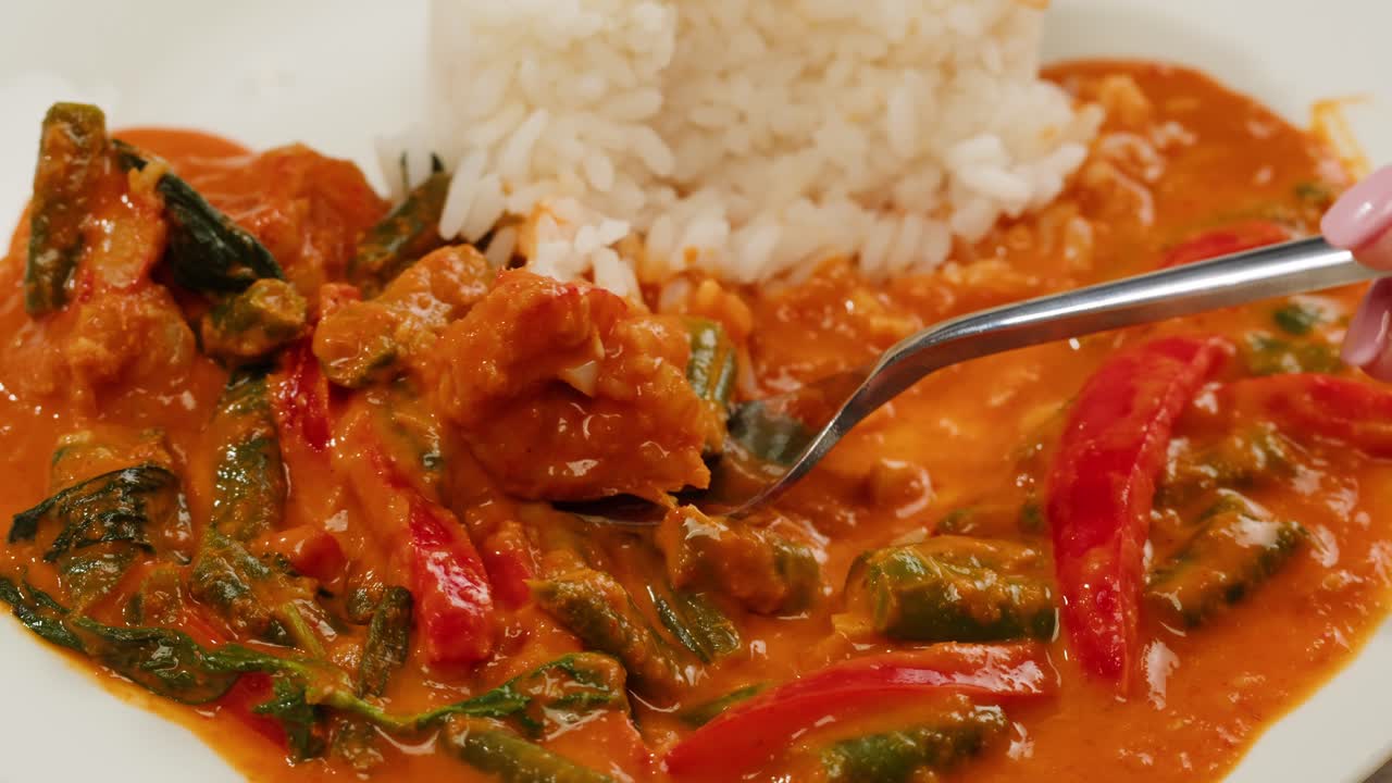 Curry rosso di gamberi al tamarindo, gamberi in salsa di pomodoro e zenzero, cucina asiatica, ristorante cinese.