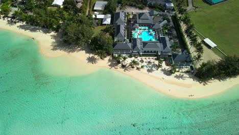 drone volando sobre el complejo de lujo frente a la playa en rarotonga, islas cook