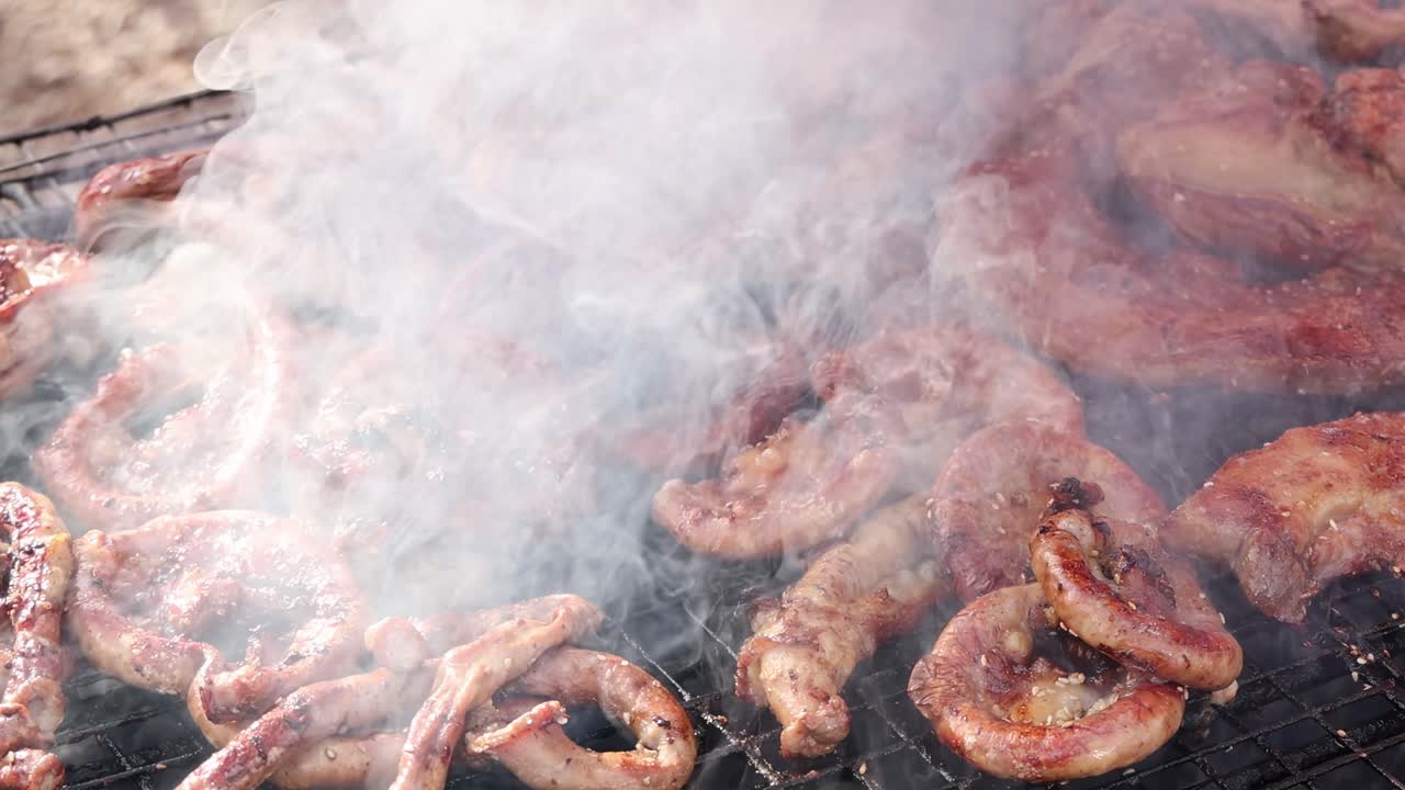 문어의 손바닥이 어지고, 연기가 꾸준히 상승하고 있습니다.