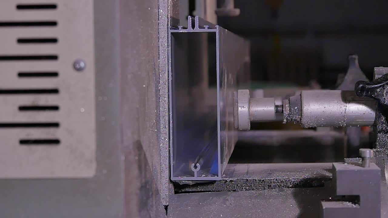 산업 기계에서 플라스틱 프로파일 처리