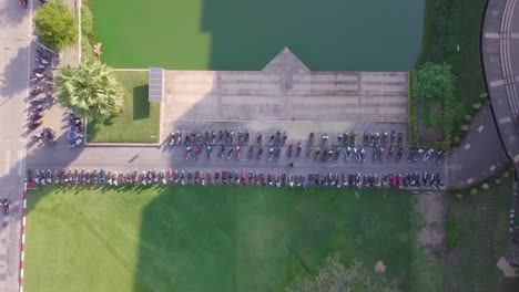 Fahrräder-Und-Mopeds-Auf-Dem-Campus-Abgestellt