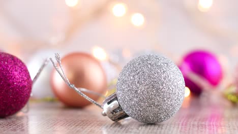 adornos de navidad plateados, dorados y rosados con luces parpadeantes