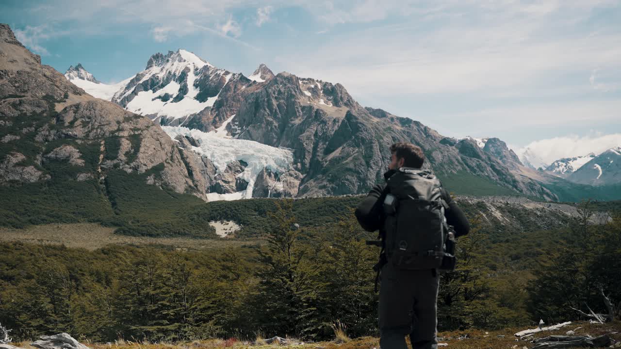 아르헨티나 파타고니아의 엘 찰텐 근처의 라구나 데 로스 트레스 (laguna de los tres) 에 있는 피츠 로이 산 (mount fitz roy) 에서 여름에 배 여행자와 함께 산책합니다.