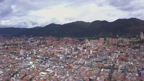 Panoramaaufnahme-Der-Stadt-Bogota-Mit-Vielen-Gebäuden-Im-Norden-Der-Stadt