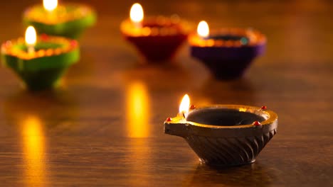 Vídeo-De-Velas-Diwali-Encendidas-Sobre-Una-Superficie-De-Madera