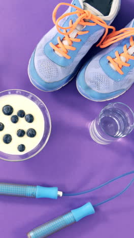 zapatos, plátano, vaso de agua, cuerda para saltar y desayuno