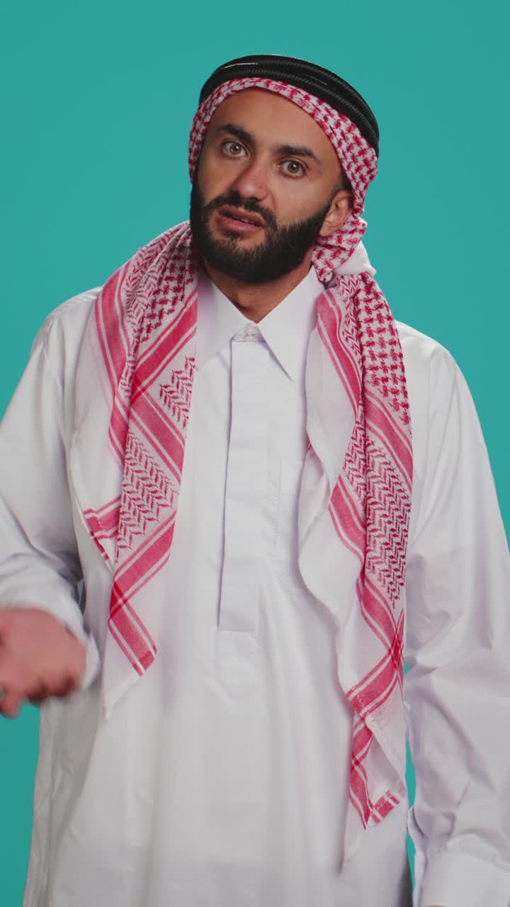 Video verticale di un adulto islamico che recita in modo incerto e spaesato