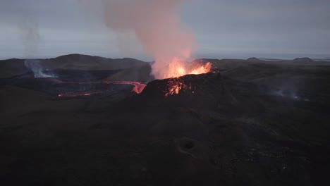 Aktiver-Vulkan,-Der-Rauch-Und-Lava-Ausstößt