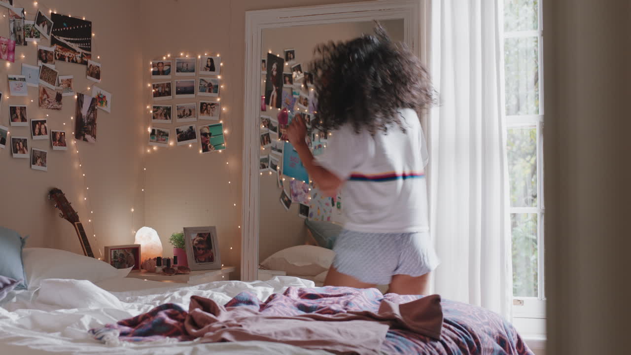 una adolescente feliz bailando en el dormitorio disfrutando de la música celebrando el fin de semana divirtiéndose cantando con pijama en casa
