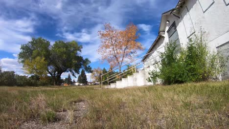 Timelapse---Mirando-Hacia-El-Cielo-A-Las-Nubes-De-Un-Viejo-Hospital-Abandonado-En-Un-Pequeño-Pueblo-En-Un-Día-Soleado