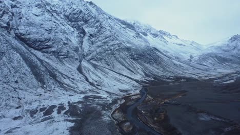 estuario del río cerca de montañas nevadas