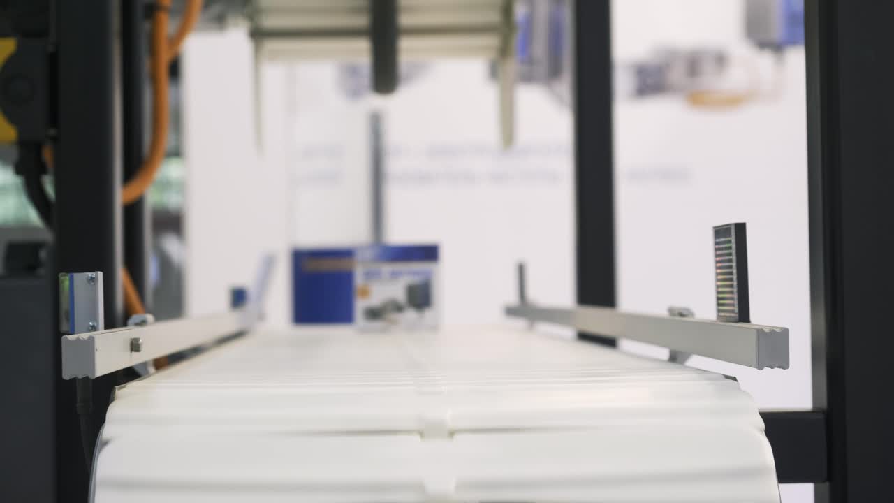 cinta transportadora automatizada en una instalación de producción