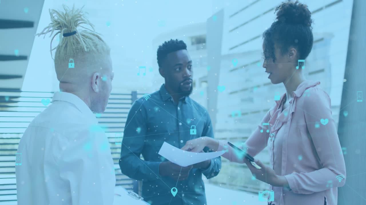 Animazione di una rete di connessioni con icone su diversi professionisti in riunione in ufficio.